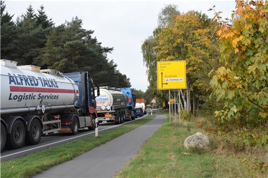 Wer in diesen Tagen die Bundesstraße 73 befahren muss, braucht viel Geduld. Die Sanierung des Radwegs an der Bundesstraße und eine halbseitige Sperrung sorgen für lange Staus. Foto: Möller