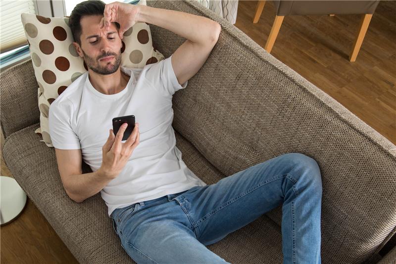 Cold Calls: So parieren Sie unerwünschte Werbeanrufe Wer ist das schon wieder? Hinter einer unbekannten Nummer kann ein unerlaubter Werbeanruf stecken. Foto: Christin Klose/dpa-tmn