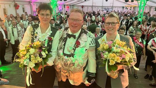 Wer löst das Führungstrio von Altkloster ab? Damenkönigin Bianca Richters, Schützenkönig Arne Pauly und seine Königin Maika Salzmann bei der Proklamation 2025 (von links).