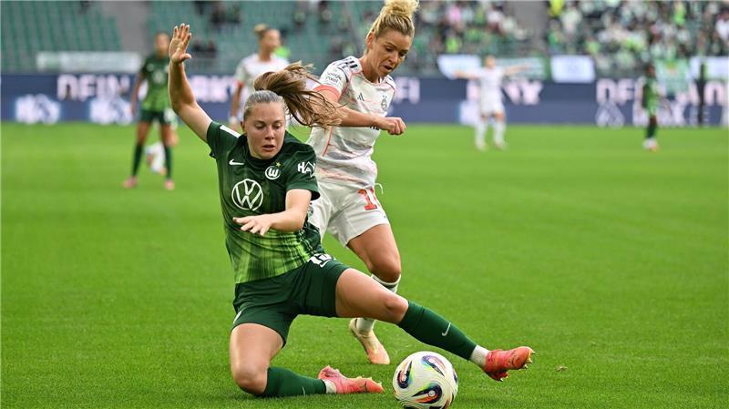 Popp fit für Pokalfinale – Rätsel um Startelf-Einsatz Wer macht es diesmal? Linda Dallmann (r) ist mit dem FC Bayern gegen Wolfsburg favorisiert. (Archivbild)