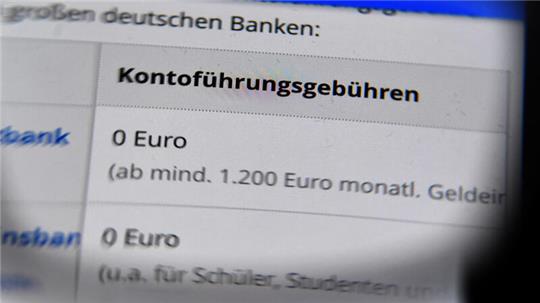 In einer Tabelle sind zwei Banken mit "Kontoführungsgebühren" aufgeführt.