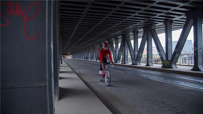 So halten Sie sich mit Sport auch im Winter fit Wer mindestens dreimal pro Woche Ausdauertraining wie Radfahren betreibt, kann sein Immunsystem stärken und fühlt sich mental ausgeglichener.