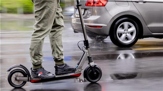 Wer mit 1,1 Promille auf einem E-Scooter erwischt wird, muss in der Regel seinen Führerschein abgeben.