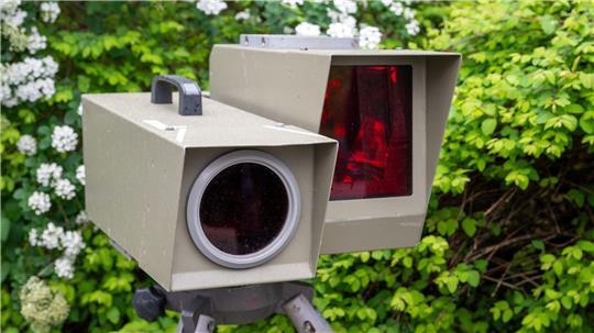 Wer mit 31 km/h innerorts oder 41 km/h außerorts geblitzt wird, muss seinen Führerschein zeitweise abgeben.