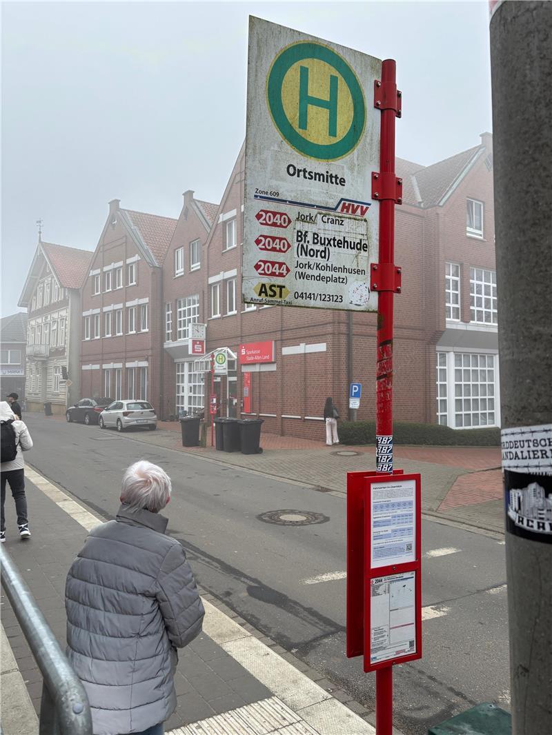Wer mit dem Bus von der Estebrügger Ortsmitte nach Buxtehude fahren will, muss pro Fahrt 3,70 Euro zahlen. Die Fahrt dauert knapp zehn Minuten.