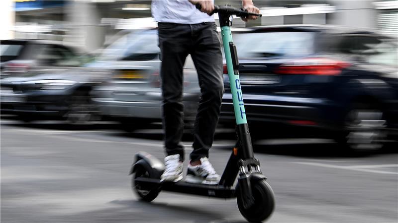 Wer mit dem E-Scooter zu schnell fährt, dem könnte selbst ein abgesenkter Bordstein Probleme bereiten (Archivbild).