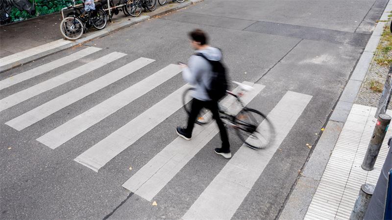 Wer mit dem Fahrrad am Zebrastreifen die Straßenseite wechseln will, muss absteigen und schieben.