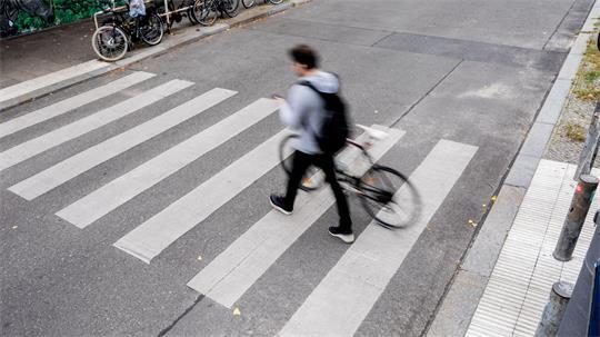 Wer mit dem Fahrrad am Zebrastreifen die Straßenseite wechseln will, muss absteigen und schieben.