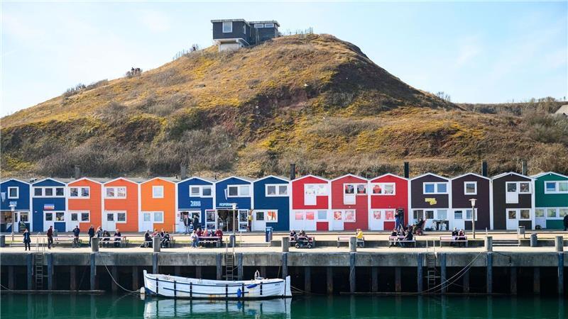 Wer mit dem Katamaran anlandet, dem fällt das Haus auf dem Hügel sofort ins Auge. Viele Besucher rätseln, was es damit auf sich hat.