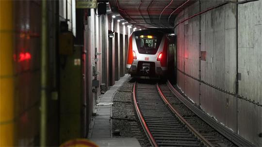 Wer mit dem Zug aus dem Süden Hamburgs in die City will, muss in Harburg in die S-Bahnen der Linien S3 und S5 einsteigen.