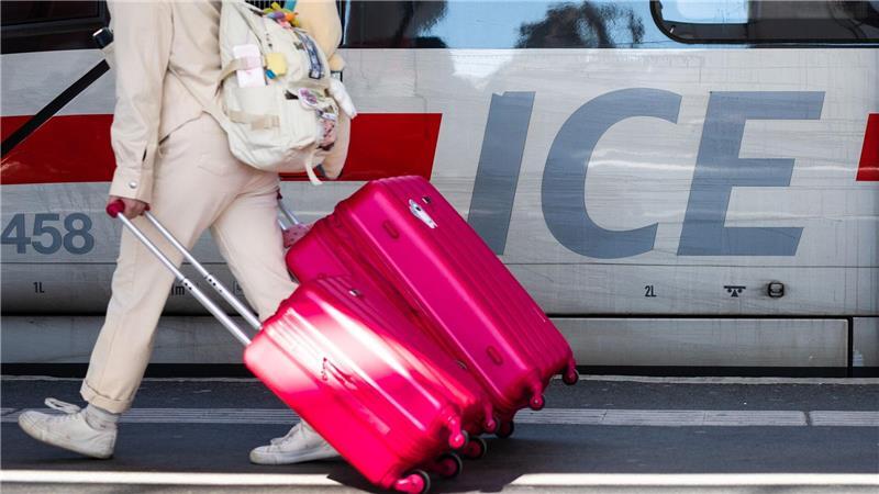 Wer mit dem Zug verreist, soll nach den Plänen der EU-Kommission auch bei Fahrten unterschiedlicher Unternehmen bei Ausfällen gut geschützt sein. (Symbolbild)
