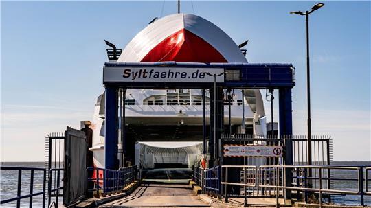 Wer mit der Fähre von und nach Sylt fahren möchte, muss aktuell mehr für ein Ticket zahlen. (Archivbild)