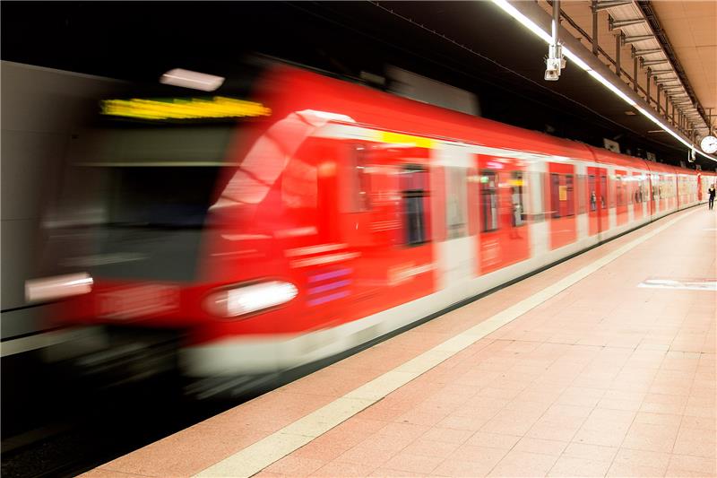 Wer mit der S-Bahn von Stade in Richtung Harburg fahren möchte, muss mit starken Verspätungen rechnen. Symbolfoto: dpa