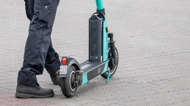Polizei erwischt 100 E-Scooter-Fahrer bei einer Straftat – und einen betrunkenen Buxtehuder Wer mit schwarzen Nummernschildern unterwegs ist, begeht seit Anfang März laut Polizei eine Straftat.