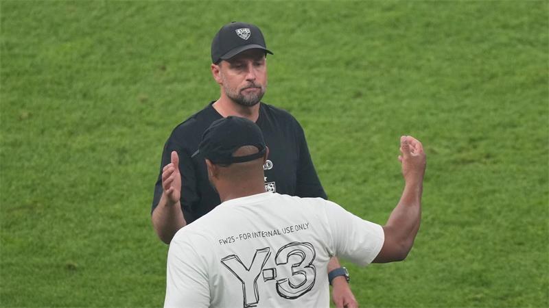 Los geht’s: Nächster Bayern-Knallstart gegen Stuttgart? Wer muss diesmal wem gratulieren? VfB-Coach Sebastian Hoeneß und Bayern-Trainer Vincent Kompany (vorne) nach dem DFB-Pokalfinale. (Archivbild)