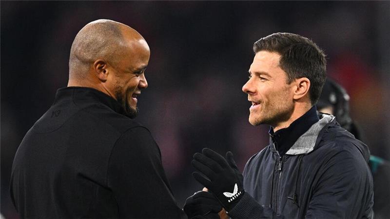 „Ein heißer Tanz“: Kompany muss Taktik-Genie Alonso knacken Wer muss wem gratulieren? Bayern-Coach Vincent Kompany (l) und Leverkusens Trainer Xabi Alonso.