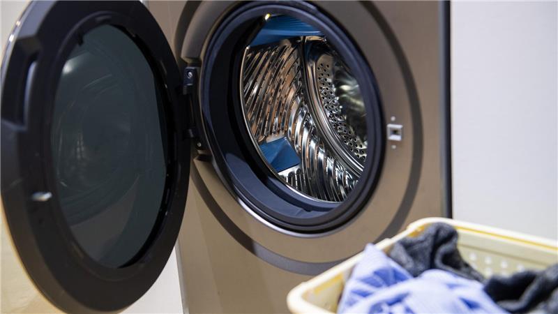 Wer nach dem Waschen die Tür und das Waschmittelfach offen lässt, ermöglicht der Restfeuchte, zu entweichen.