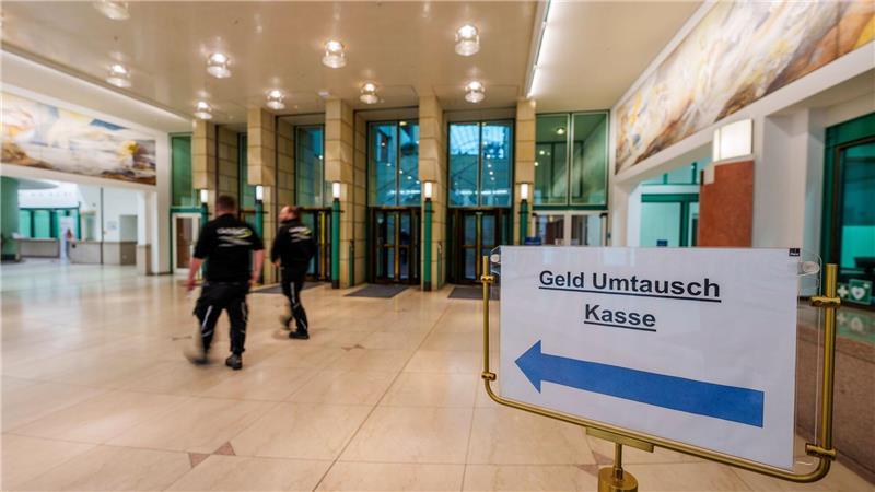 Wer noch alte Scheine oder Münzen findet, kann diese kostenlos bei allen 31 Filialen der Bundesbank oder per Postweg über die Bundesbank-Filiale in Mainz zum Umtausch einreichen. (Archivbild)