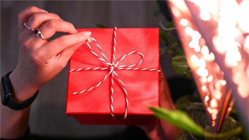 Wer online Weihnachtsgeschenke oder andere Waren kauft, sollte bei der Retoure sorgfältig sein. (Symbolbild)