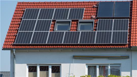 Wer optimal profitieren will, sollte vor der Installation der PV-Anlage darauf achten, in welche Himmelsrichtung das Dach ausgerichtet ist. (Symbolbild)