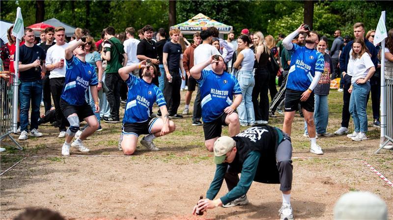 Tausende bei Flunkyball-„WM“ in Elmshorn Wer schnell Bier trinken kann, ist bei diesem Spiel im Vorteil.