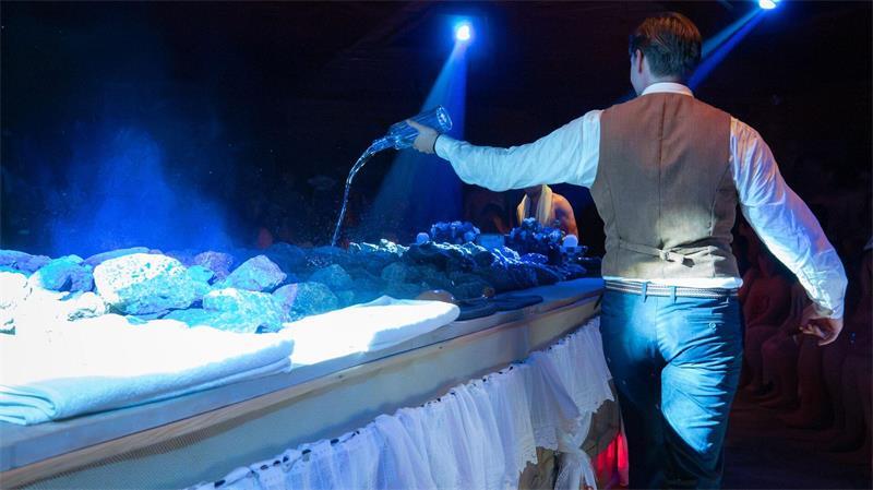 Wer schüttet am elegantesten das Duftwasser auf die heißen Steine?