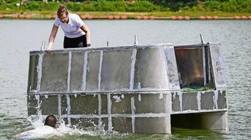 Wer seine Fähre liebt, der schiebt: Anis Kammoun und Nadine Bracklow von der Firma Marinom testen mit der Lloyd Werft auf dem Wehdener Baggersee das Modell einer autonom fahrenden Personenfähre.