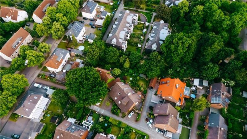 Wer seine Garage nur über ein Nachbargrundstück erreichen kann, sollte das Wegerecht rechtlich absichern lassen.