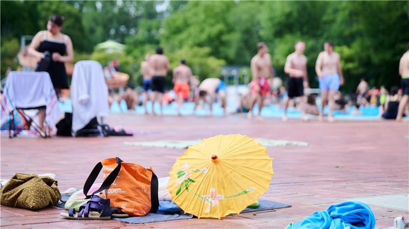 Wer seine Wertsachen im Freibad unbeaufsichtigt lässt, sollte wissen, dass die Hausratversicherung in der Regel nicht für einfache Diebstähle aufkommt.
