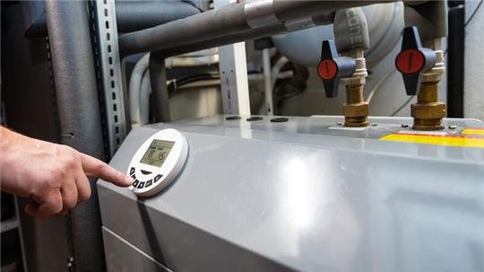 Wer seine alte Gas- oder Ölheizung gegen eine Wärmepumpe austauscht, kann staatliches Fördergeld beantragen.