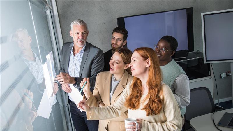 Wer sich beruflich weiterentwickelt, kann in der Regel auch auf mehr Gehalt hoffen.