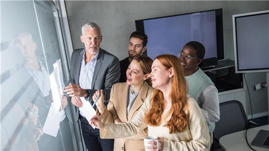 Wer sich beruflich weiterentwickelt, kann in der Regel auch auf mehr Gehalt hoffen.