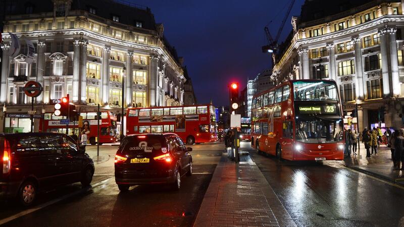 Wer sich den Londoner Verkehr mit dem eigenen Auto antun möchte, muss sich auch mit den geltenden Regeln rund um Umweltzone und City-Maut herumschlagen.
