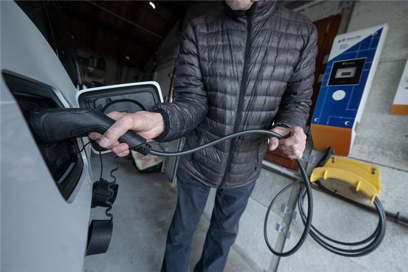 Ab 2023 zahlt der Staat weniger Geld fürs E-Auto Wer sich ein neues E-Auto zulegt, konnte sich bislang über einen stattlichen Zuschuss von bis zu 9000 Euro von Bund und Hersteller freuen. Damit ist ab 2023 aber Schluss. Foto: Marijan Murat/dpa