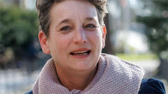 „Wer sich in prekären Lebenssituationen befindet und zwingend auf existenzsichernde Leistungen angewiesen ist, kann sich Geduld einfach nicht leisten“, sagte Anke Erdmann.