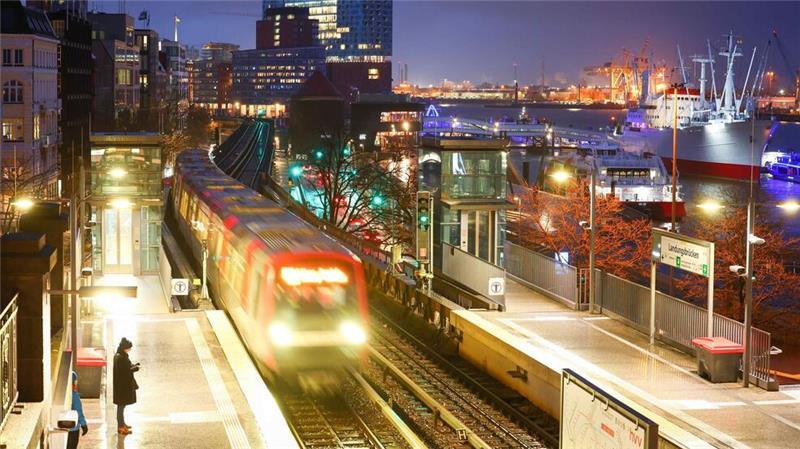Wer sich nachts bei der Fahrt im Nahverkehr unsicher fühlt, kann sich an das vom HVV unterstützte Heimwegtelefon wenden. (Symbolbild)