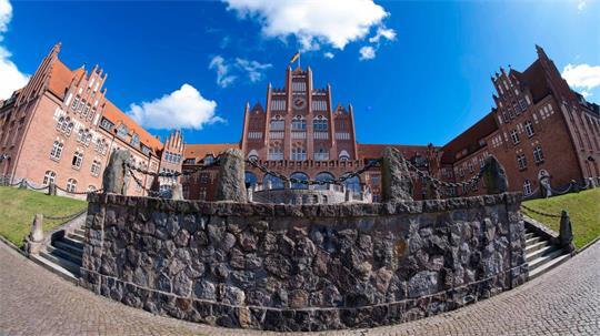 Wer sich vom Wasser aus nähert oder vor der anderen Fördeseite auf das Ensemble schaut, kann sich dem „roten Schloss am Meer“ fast nicht entziehen. (Archivbild)