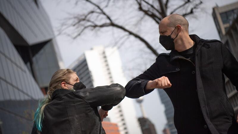 Bin ich negativ? Was Sie über Corona-Tests wissen müssen Wer sich vor einer Infektion schützen will, kann auch draußen in belebten Gebieten eine Maske tragen.