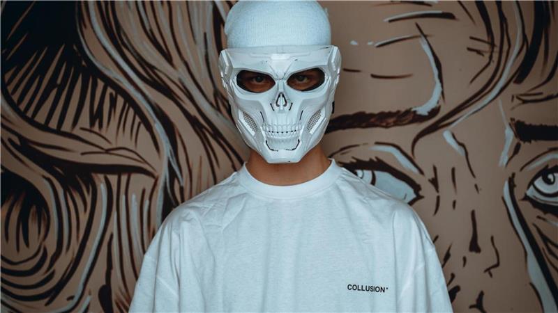 Wer steckt hinter der Maske, fragen sich die Millionen von Fans, die die Videos von Avemoves anschauen. Die Maske ist sein Erkennungszeichen.