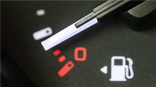 Wer tanken muss, zahlt im Schnitt über zwei Euro. (Archivbild)