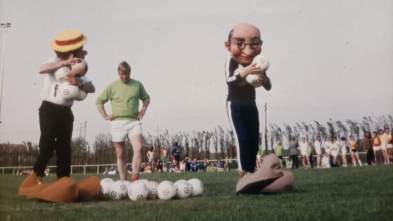 Skurriler Wettkampf: TV Wischhafen legt legendäres Spiel ohne Grenzen neu auf Wer trägt die meisten Fußbälle in diesem Outfit? Skurrile Aufgaben gab es auch schon 1974 zu lösen.