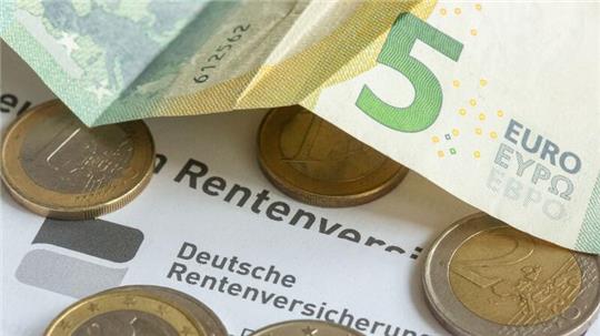 Wer über das Rentenalter arbeitet, soll künftig eine Prämie bekommen können. Das können mehrere Tausend Euro sein. (Illustration)