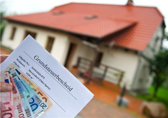 Wer vom Finanzamt den Bescheid zur Grundsteuer bekommt, sollte ihn genau prüfen - im Zweifel können auch Experten helfen. Foto: Patrick Pleul dpa/lbn