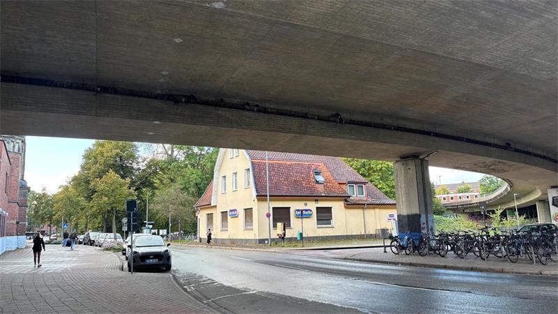 Wer vom Parkhaus zum Bahnhof läuft, muss unter der Hansebrücke durch und blickt auf ein verlassen wirkendes Spielhallengebäude.