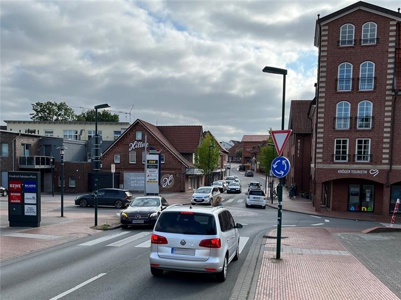 Wer von Buxtehude aus nach Harsefeld kommt, wird ab 1. Juli hier nicht weiterfahren dürfen. Die Marktstraße wird für Autos zur Einbahnstraße. Foto: Fehlbus
