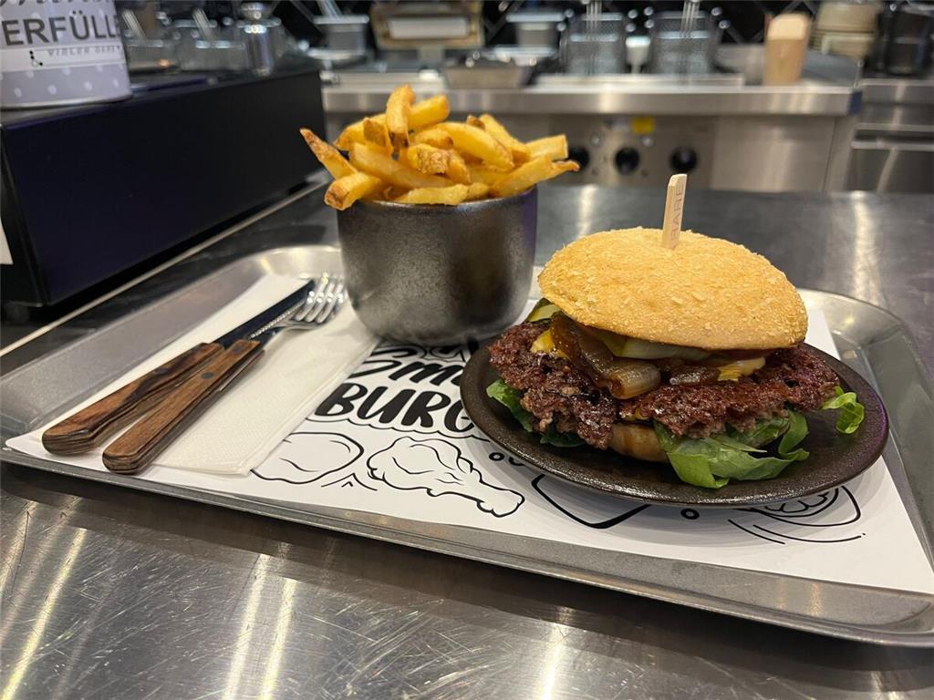 Wer vor Ort isst, bekommt seinen Burger auf Porzellan mit Messer und Gabel servi...