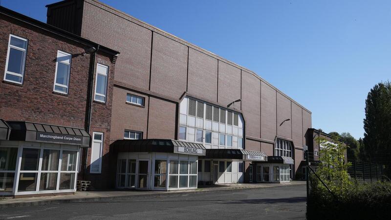 Wer vor dem Klinkergebäude steht, kann erahnen, dass es im Innern meist still ist.