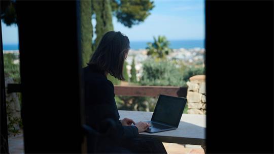 Wer während des Urlaubs arbeiten muss, denkt einer Umfrage zufolge eher über einen Jobwechsel nach. (Archivbild) 