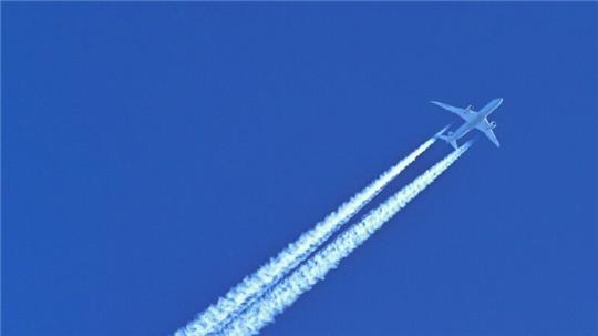Wer was Fliegen verzichtet verbessert seine CO2-Bilanz klar.
