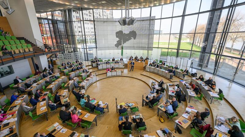 Umfrage: Kopf-an-Kopf-Rennen zwischen CDU und AfD in Sachsen Wer wird stärkste Kraft im sächsischen Landtag? Einer Umfrage zufolge zeichnet sich bei der Wahl am 1. September ein Kopf-an-Kopf-Rennen zwischen CDU und AfD ab.